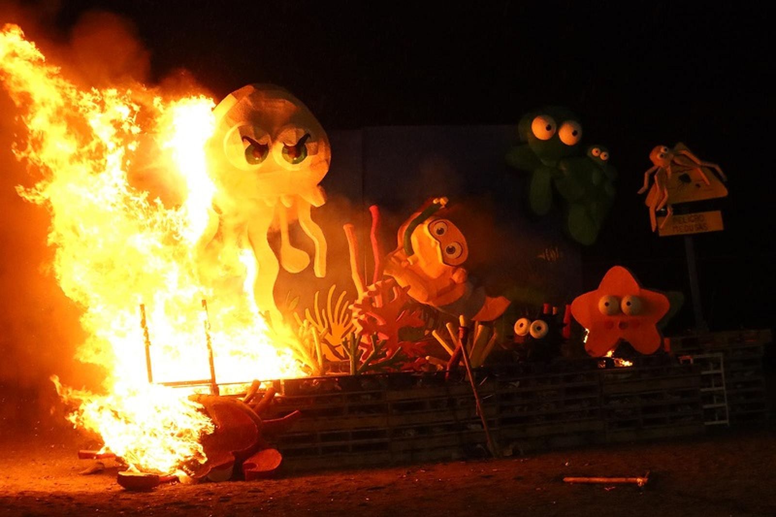 Los ceutíes piden “salud”, “amor” y “un trabajo digno” al fuego de la Noche de San Juan. / FOTO REDUAN Los ceutíes piden “salud”, “amor” y “un trabajo digno” al fuego de la Noche de San Juan. / FOTO REDUAN