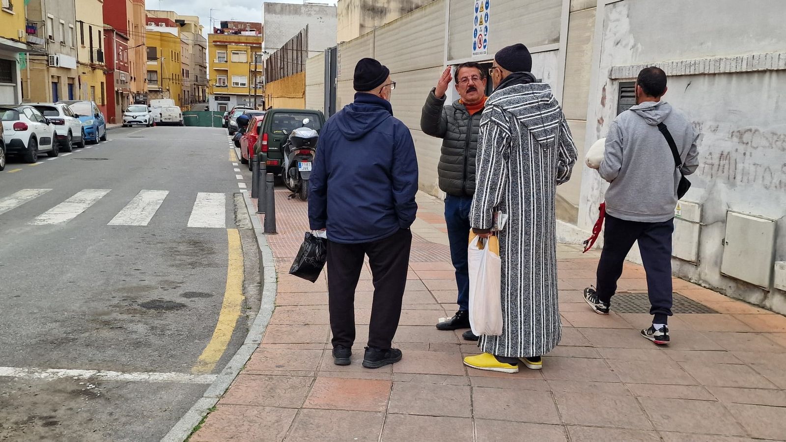 El presidente de Hadú, Hamido Mohamed 'Frugui', dialogando con algunos vecinos de la barriada