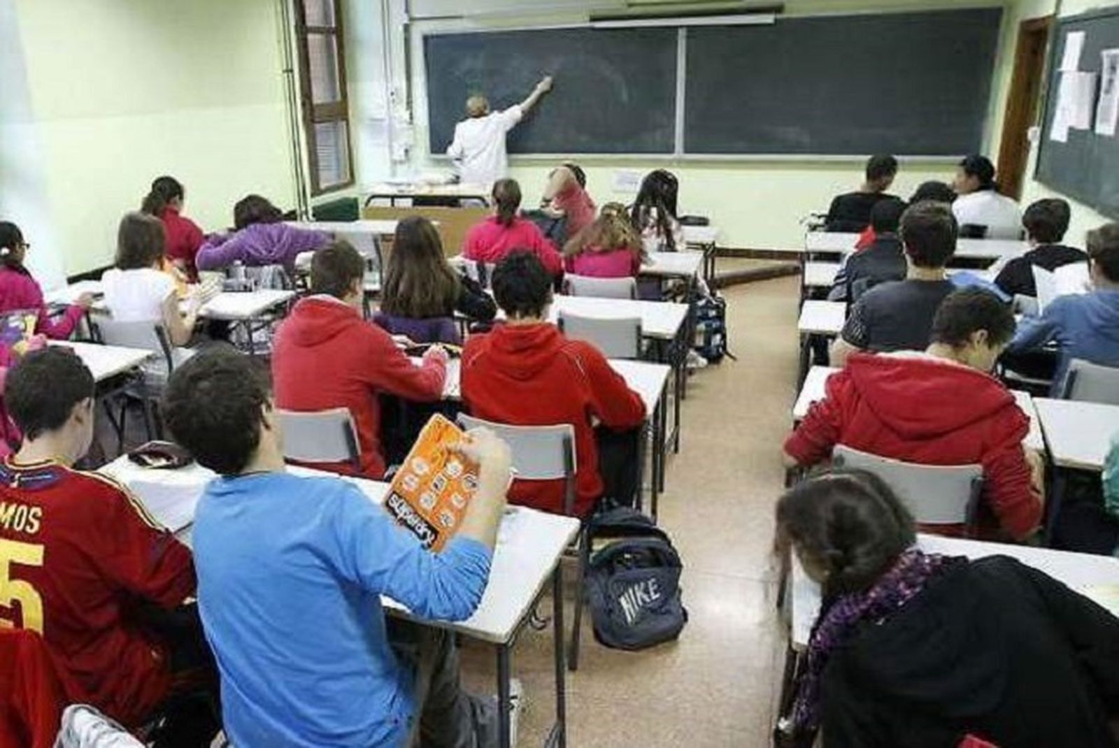 9942_9730_700x420_alumnos-instituto-efe-770
