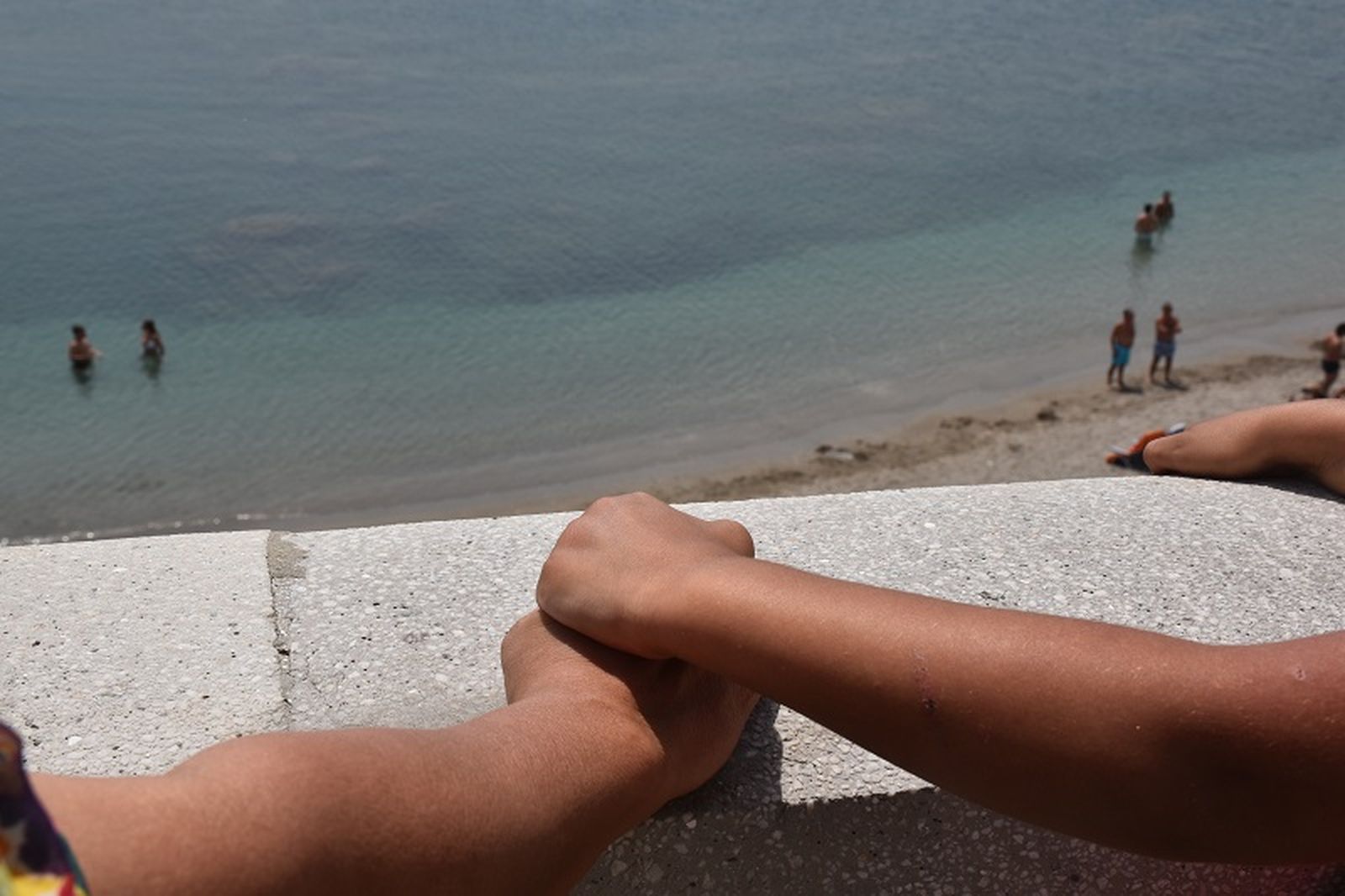 Madre e hija, de la mano frente a la playa de la Ribera, donde temen tener que dormir si no hallan una vivienda. / FOTO G.S.