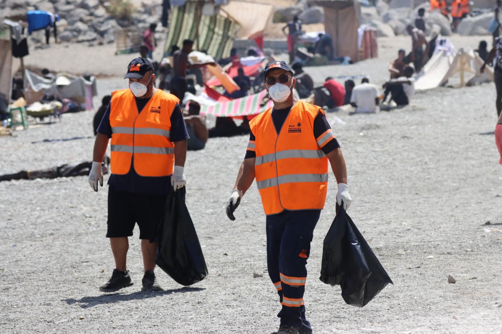 La Playa del Trampolín se llena de chozas como refugio de los migrantes