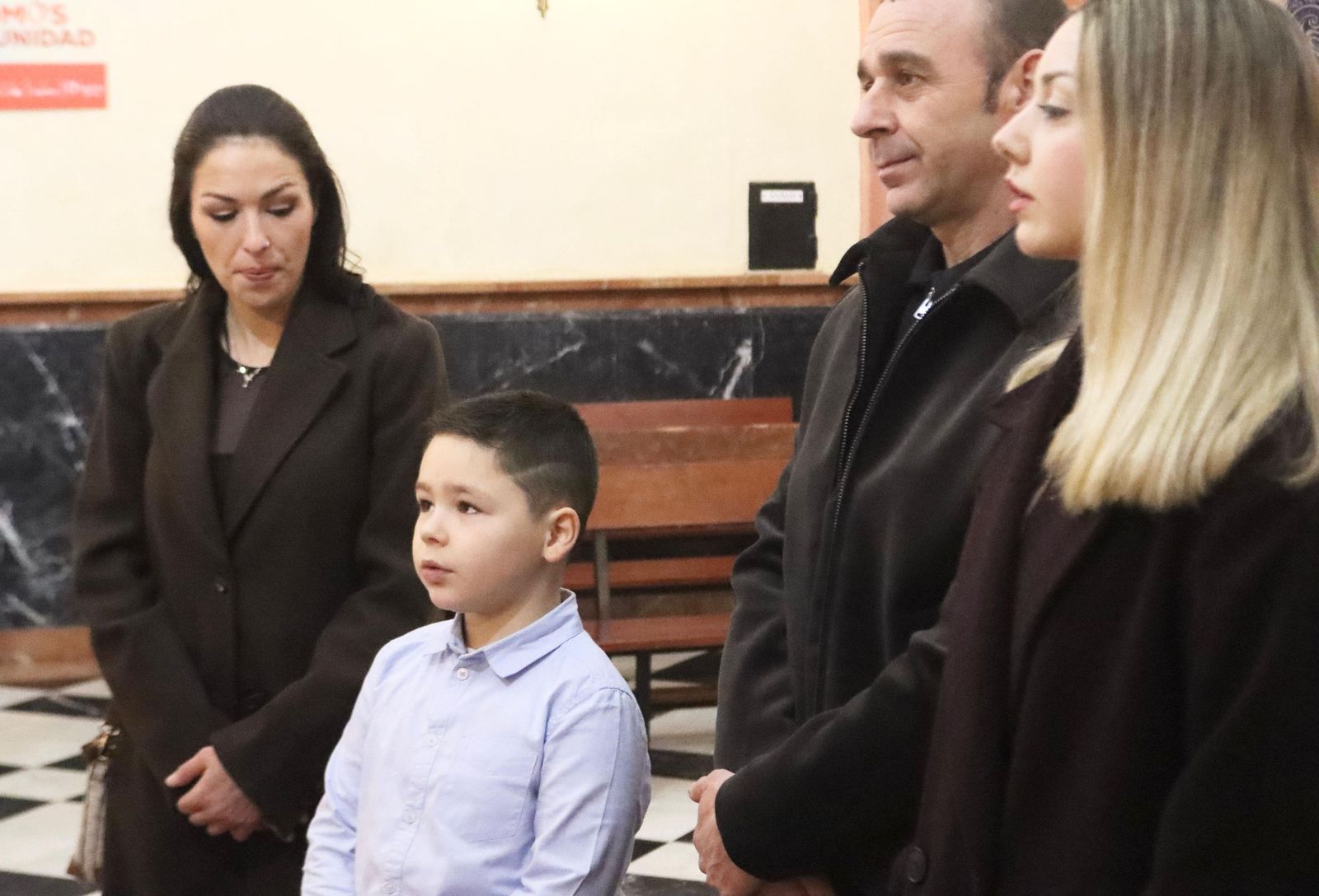 Dylan y Daira reciben el Sacramento del bautismo