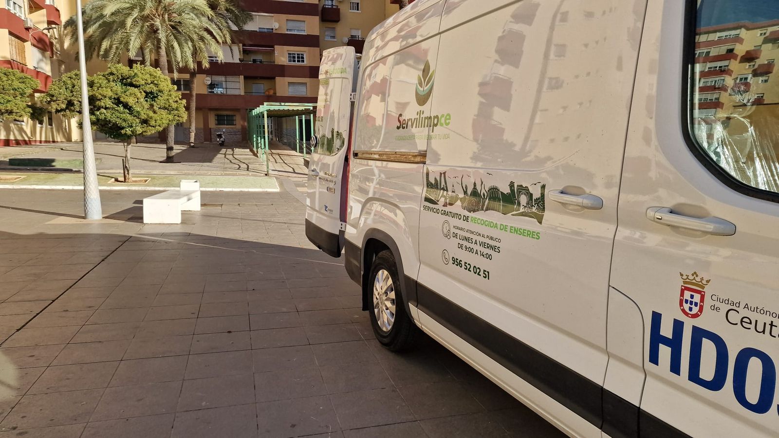 Vehículos del servicio de limpieza dentro de la plaza del Polígono Virgen de África