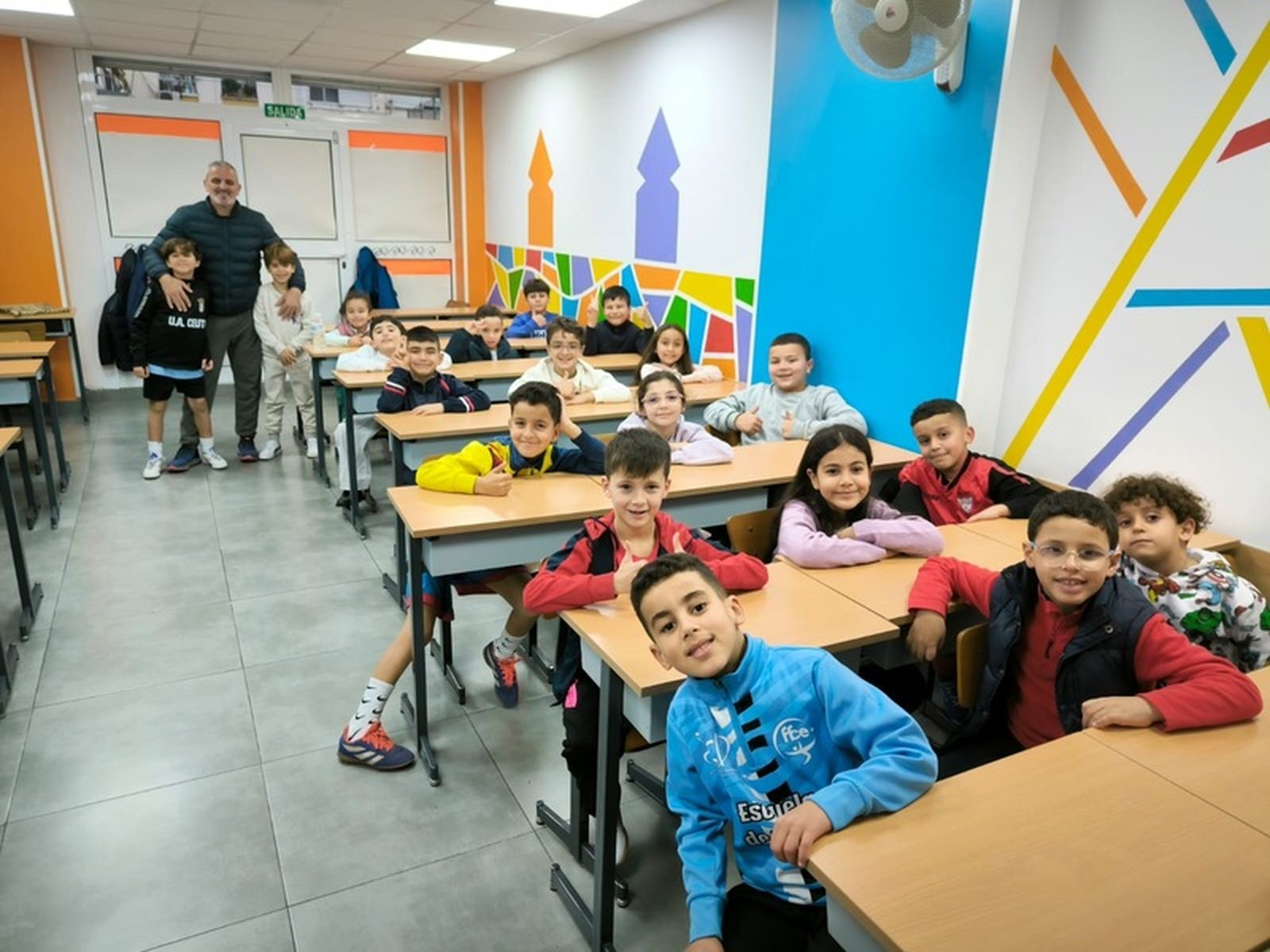 los alumnos de siete a nueve años  En la fotografía vemos a Ibrahim, trabajador de la Asociación Al Idrissis, que posa junto a los pequeños que de lunes a viernes asisten a las clases de este centro cultural, Al Idrissis. FOTO
