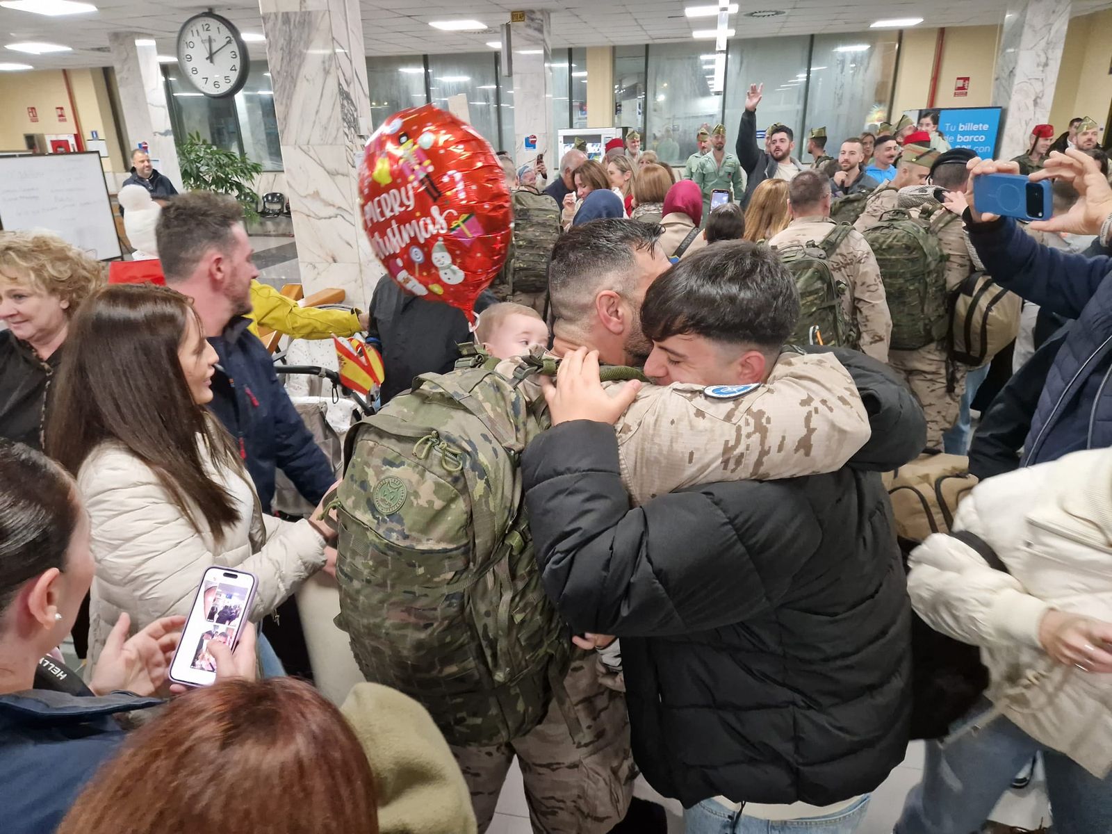 FOTOGALERÍA | De Irak a los brazos de su gente: fotogalería del regreso de la COMGECEU