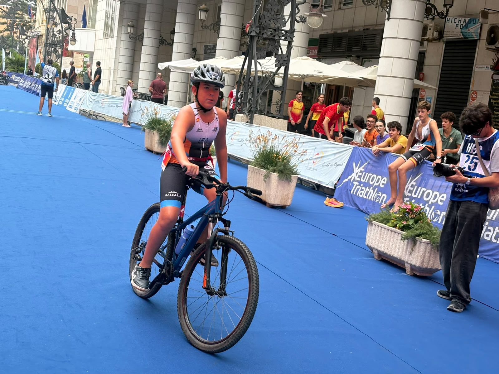 Los aficionados al triatlón en Ceuta se reúnen para participar en el Acuatlón Popular 'Juan Mur' y en la Phoenix Kids Triathlon