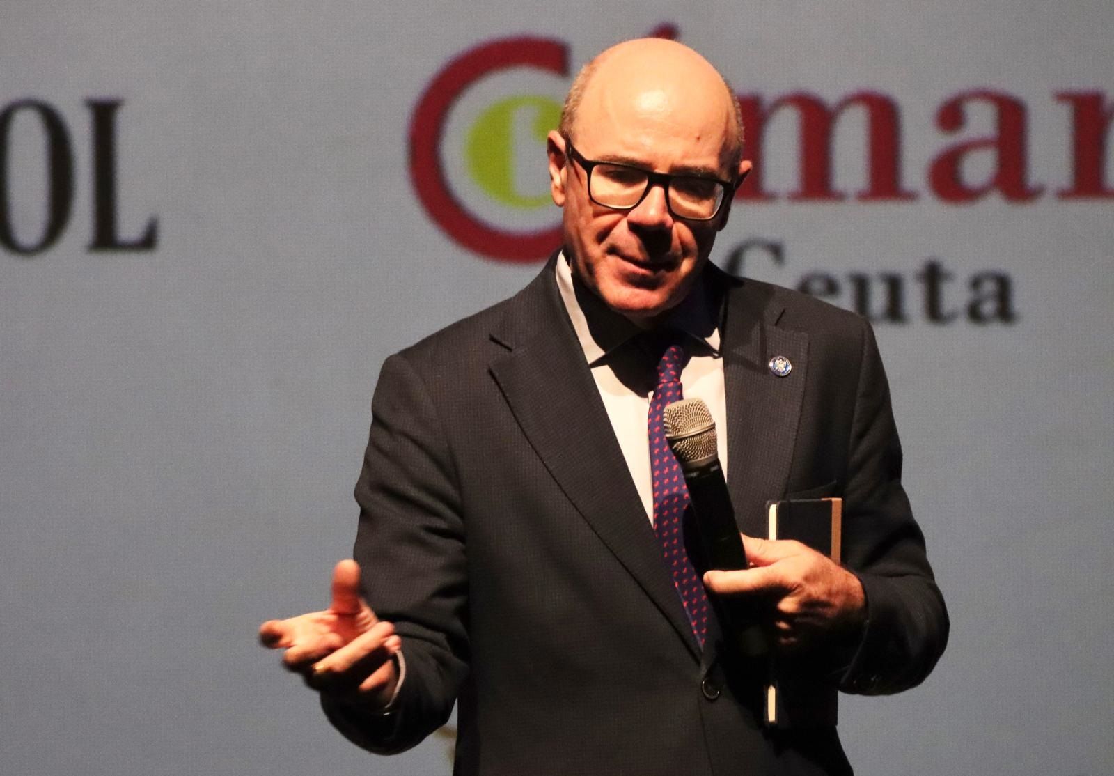 El rector de la Universidad de Granada, Pedro Mercado