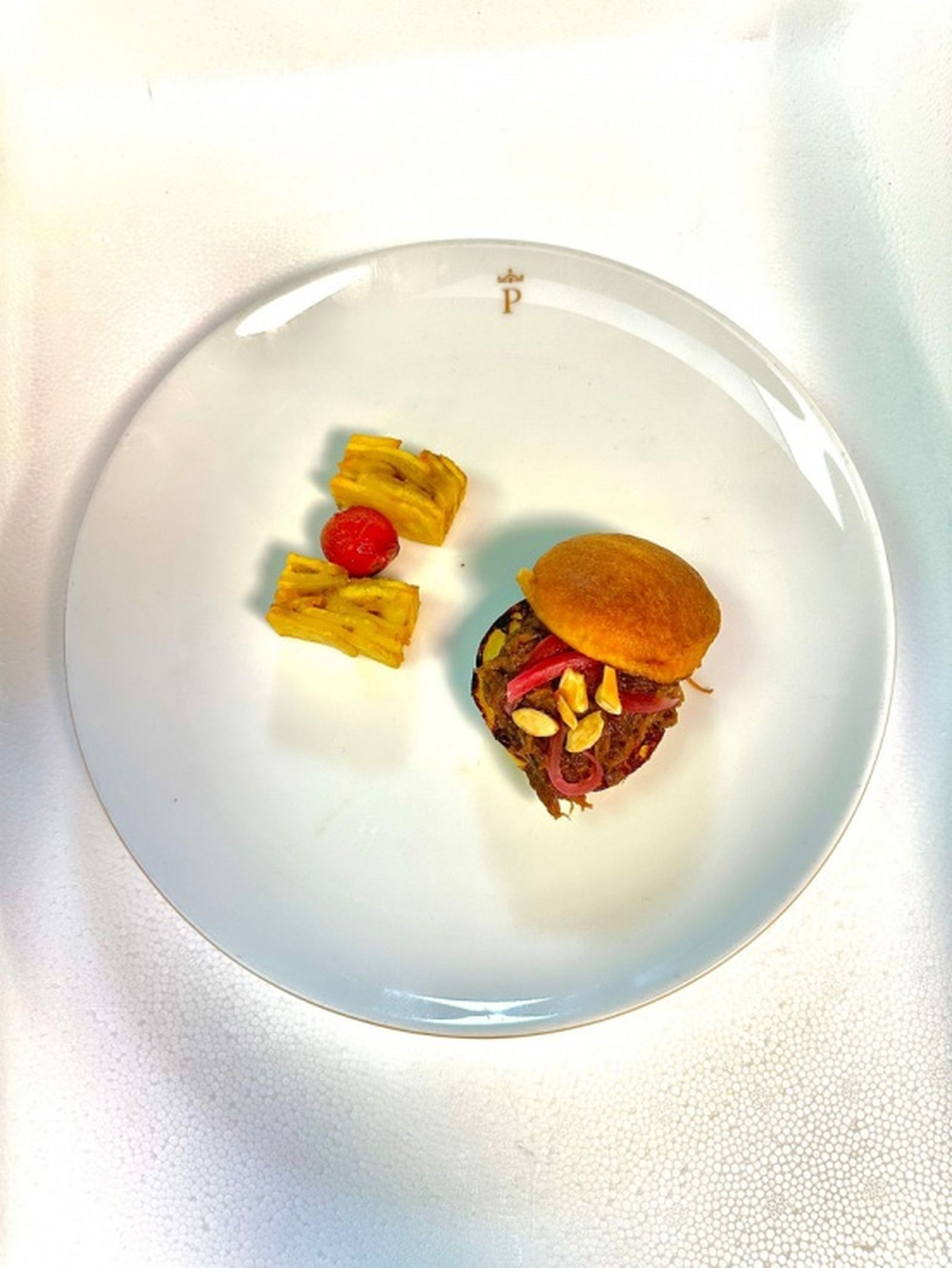 Pan brioche desmenuzado de rabo de toro con cebolla roja y almendras. / CEDIDA