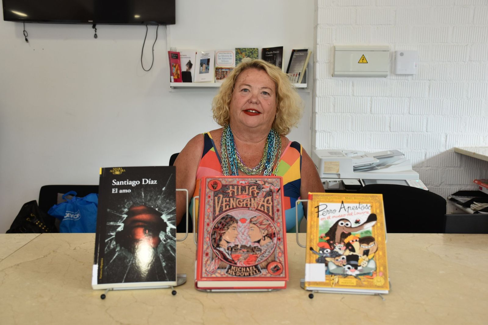 La coordinadora de la Biblioteca Pública del Morro y su club de lectura, Yolanda Carbonell, posa con los ejemplares de las tres recomendaciones literarias de la semana