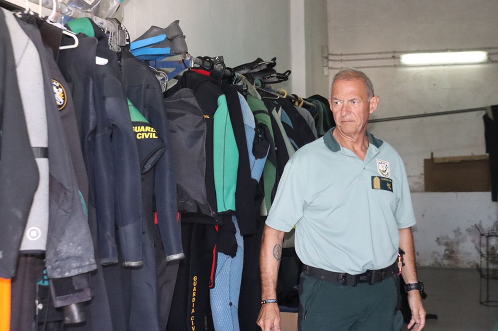 El jefe de los GEAS en Ceuta mostrando el equipamiento de su unidad. / FOTOS REDUAN