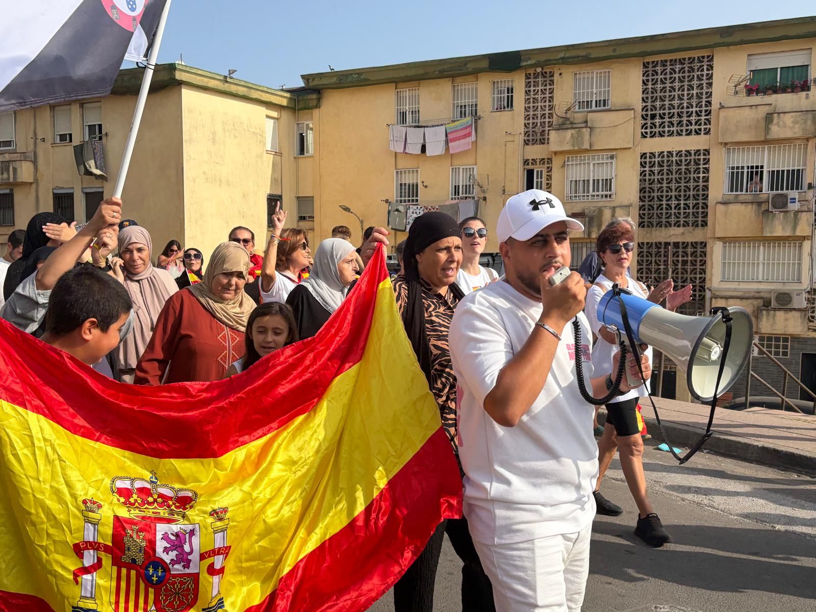 “No nos mires, únete”: una pacífica pero discreta manifestación por la periferia