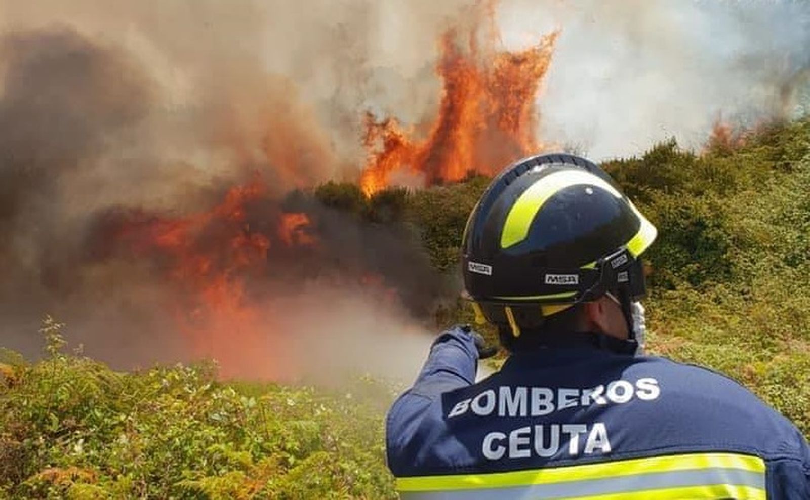 Bombero sofocando un incendio.
