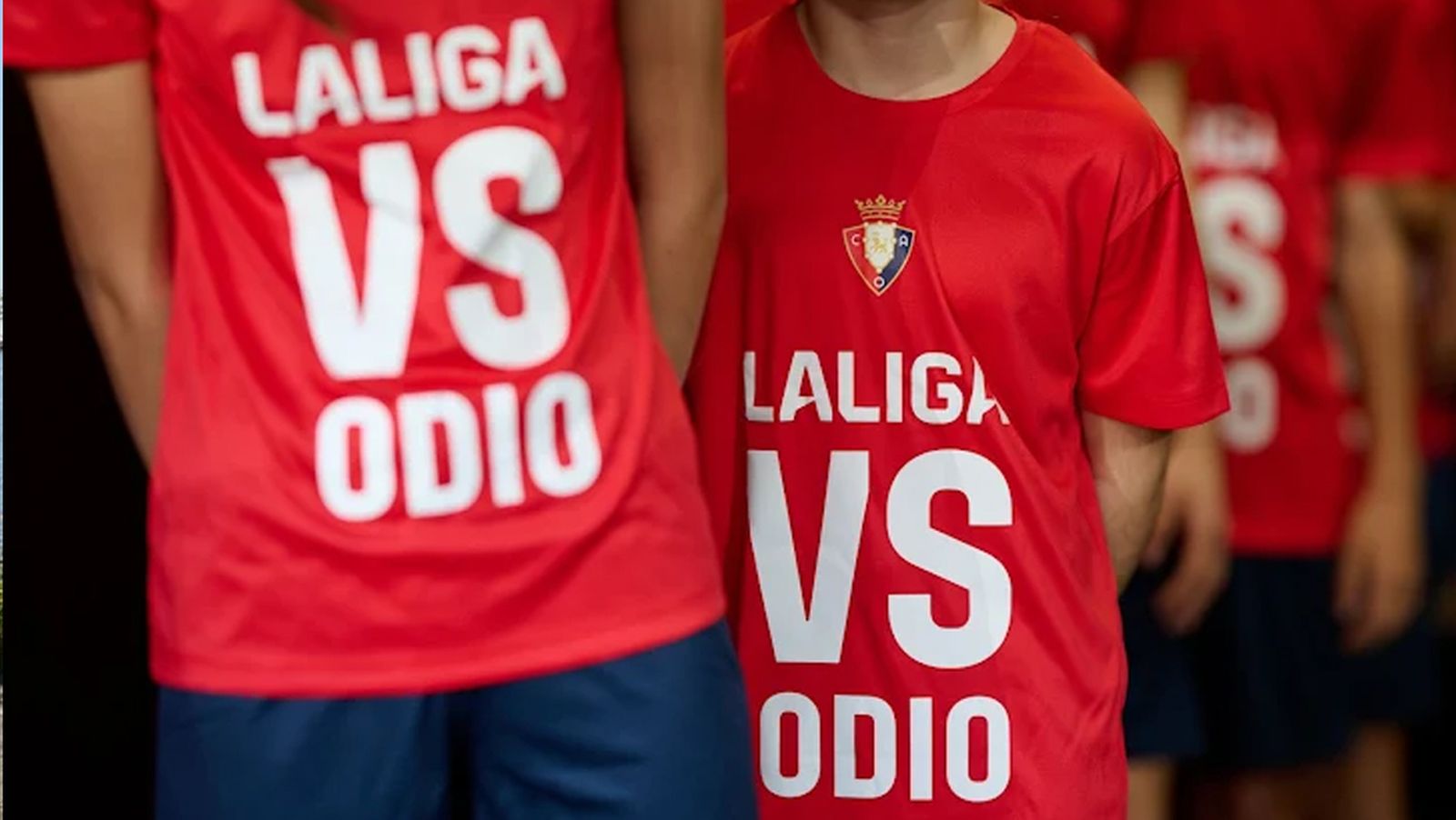 Camisetas contra el odio en un estadio de Primera División