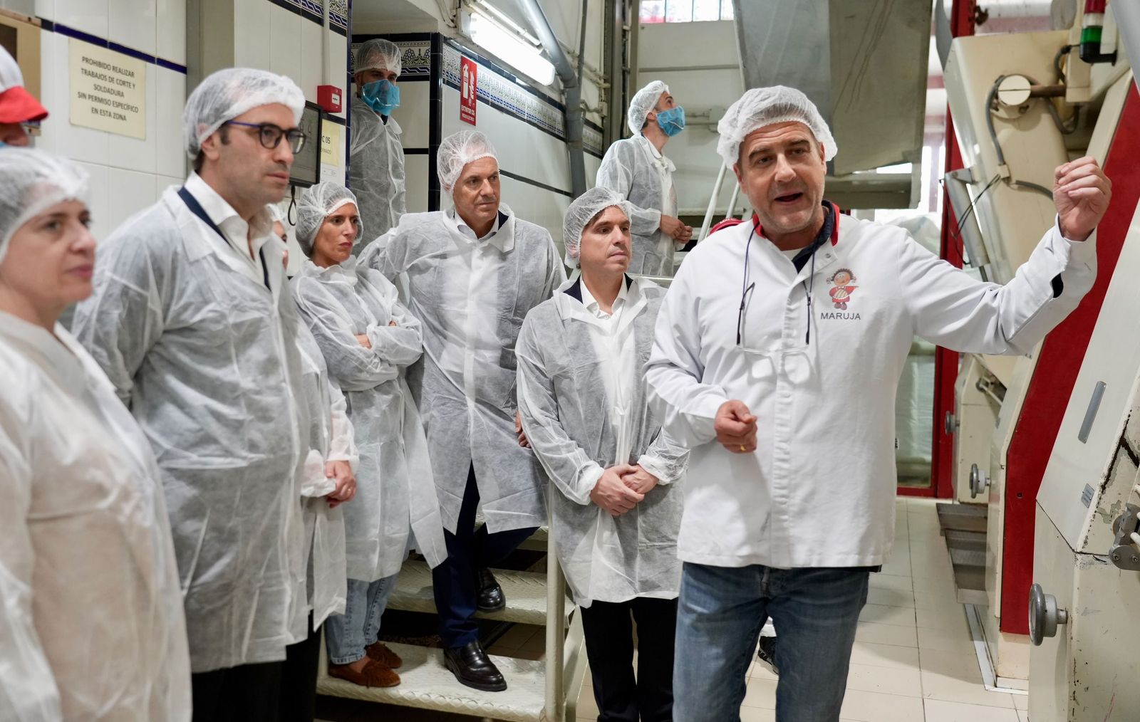 Carlos Cuerpo conoce de primera mano el comercio del Tarajal y los secretos del chocolate Maruja