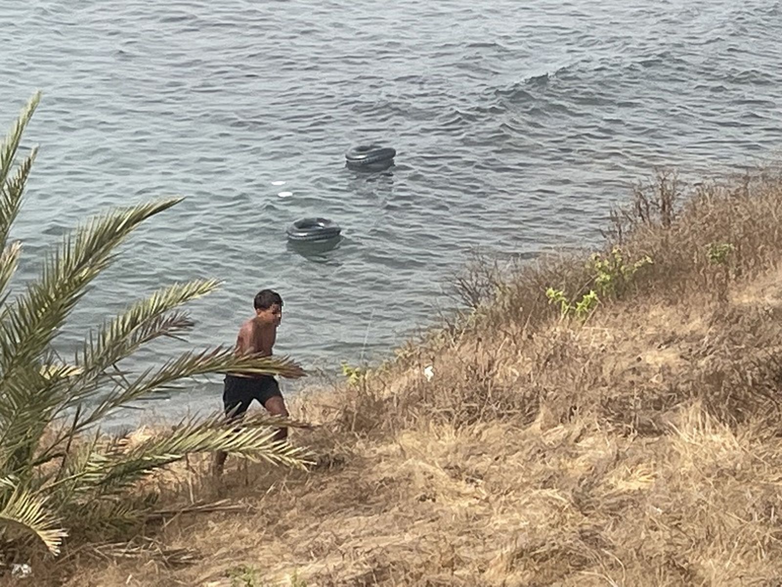 Un menor accediendo a Ceuta hace semanas tras pasar a nado desde Marruecos. / FOTO REDUAN