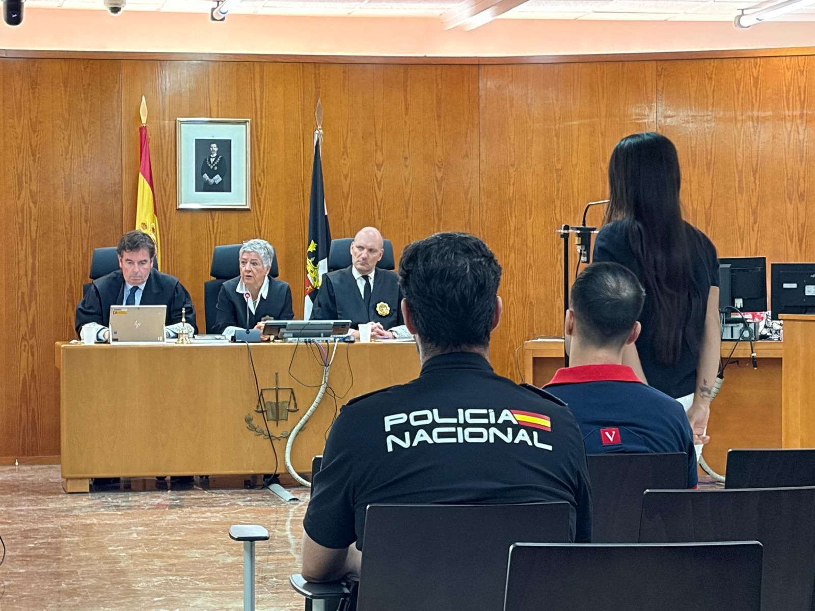 La acusada responde a las preguntas de la defensa.