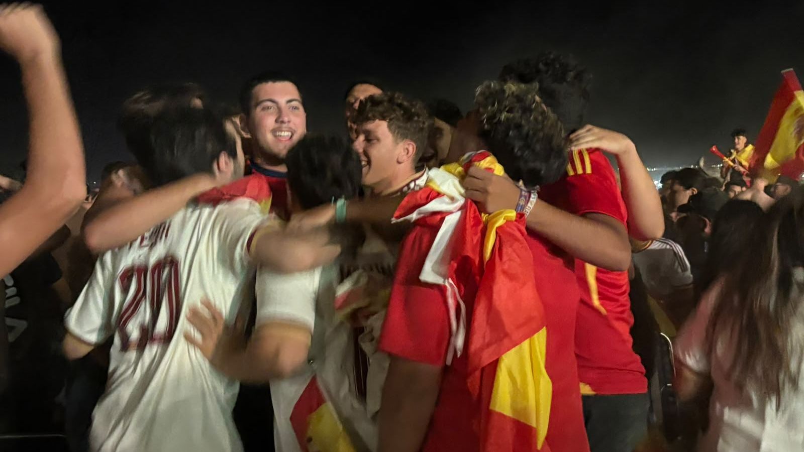 Celebración de la victoria de España frente a Francia en la semifinal del Mundial 2026 en la playa de La Ribera