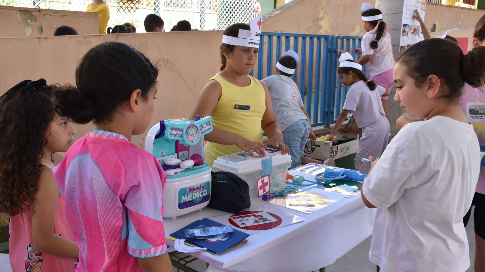 Sabah, una alumna del CEIP Santa Amelia, durante la Feria de Hábitos Saludables organizada por la enfermera escolar, Alejandra González