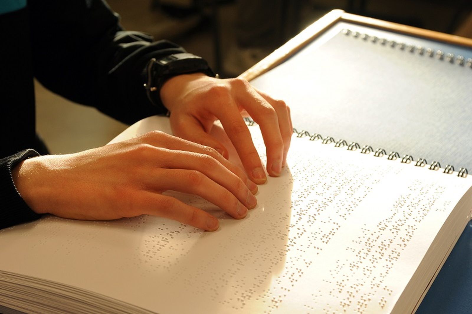 Lectura en braille. / FOTO ONCE