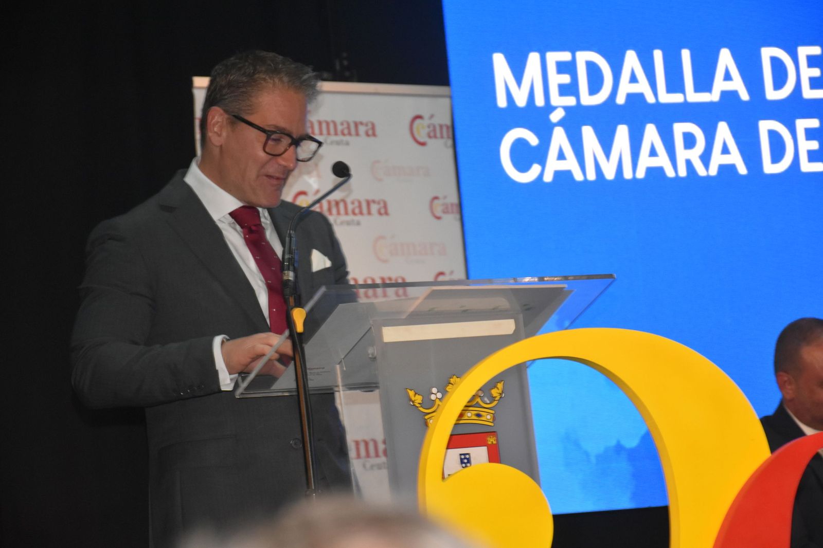 Luhay Hamido recibe la Medalla de Oro de la Cámara por su compromiso con el deporte ceutí