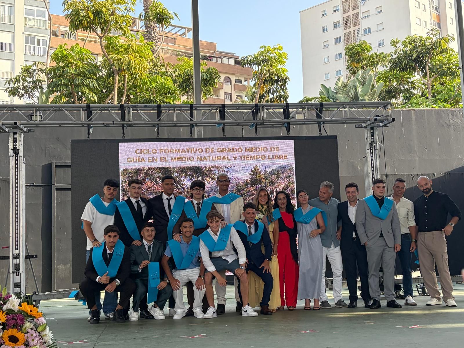 Multitudinaria graduación del Clara Campoamor en el Auditorio de la Marina