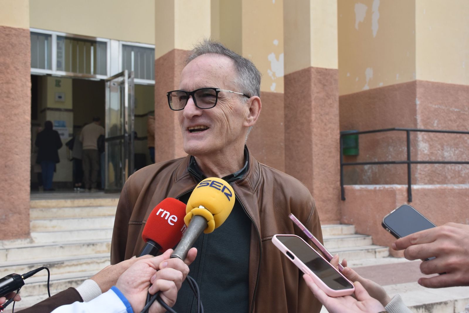 El director territorial del INGESA, Jesús Lopera, a las puertas del Siete Colinas antes del inicio de los exámenes de la OPE