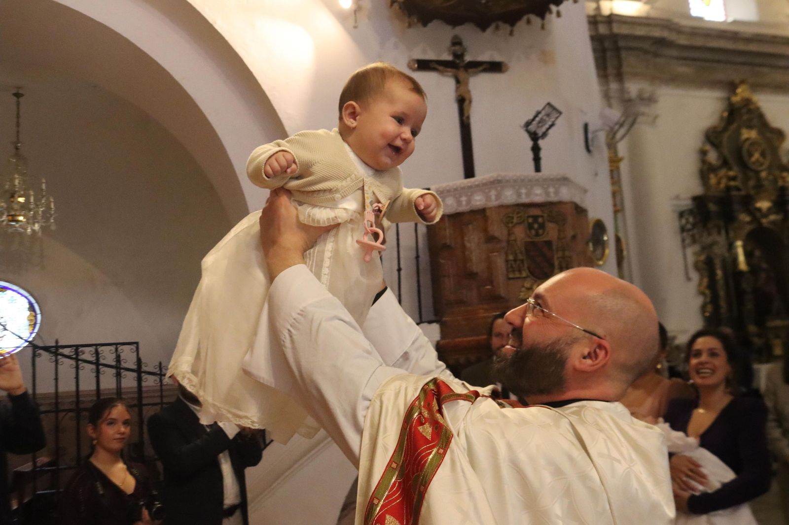 Héctor, Rodrigo y dos Lolas se bautizan en Nuestra Señora de África