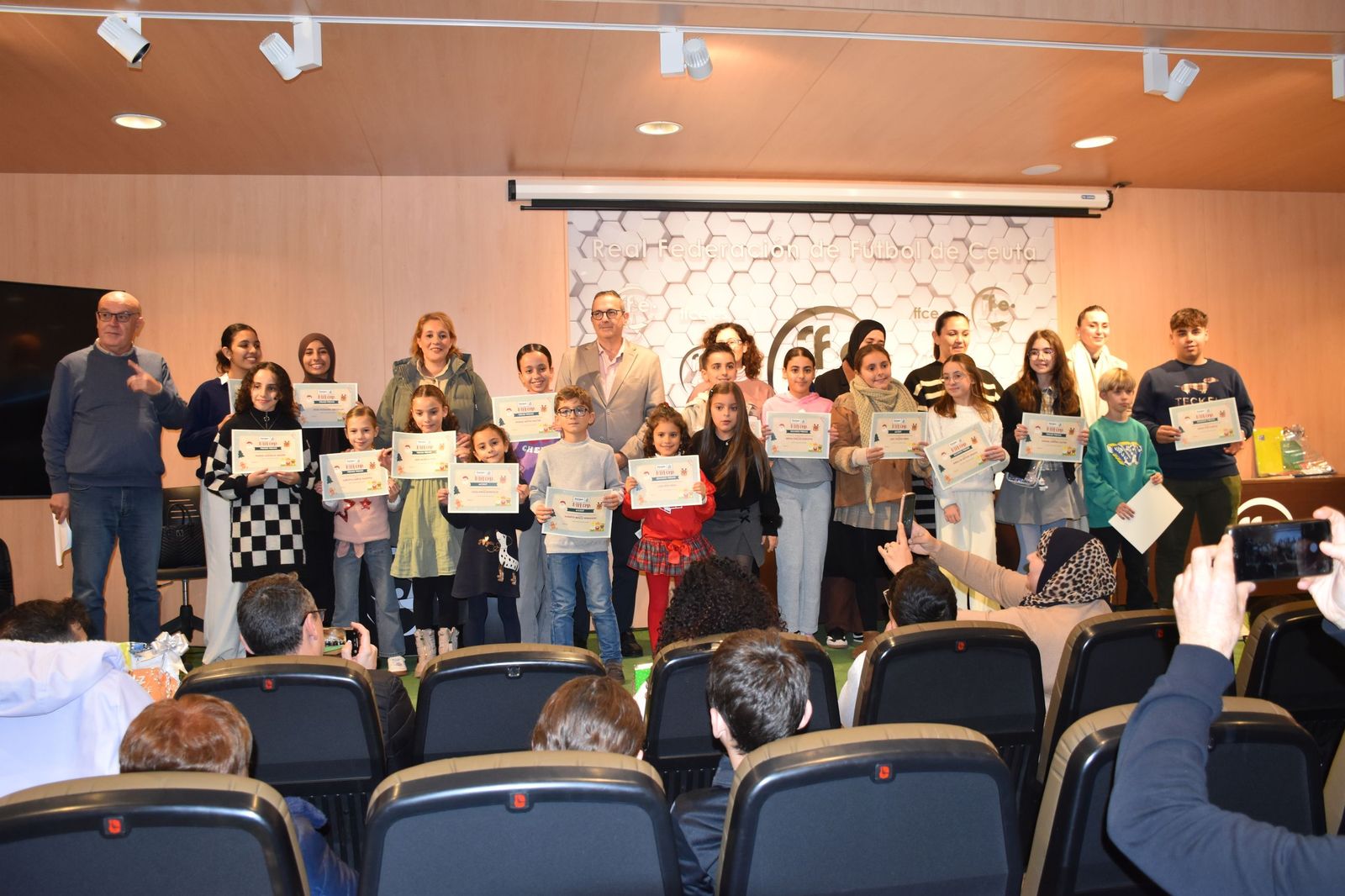 La entrega de premios de la FAMPA por la confección de tarjetas navideñas, en imágenes