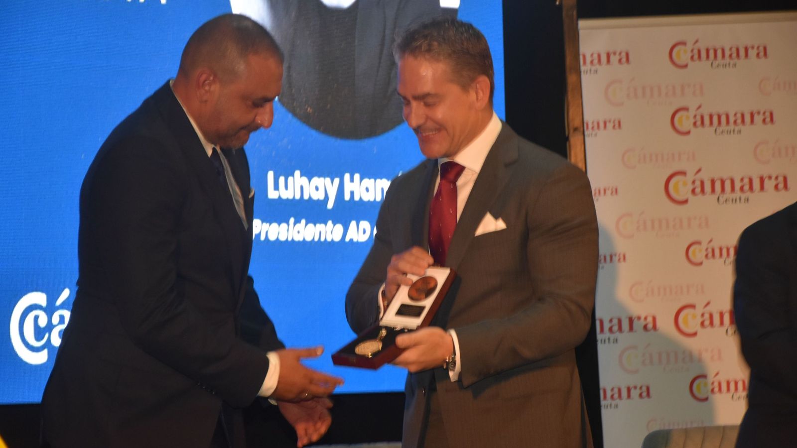 Luhay Hamido recibe la Medalla de Oro de la Cámara por su compromiso con el deporte ceutí