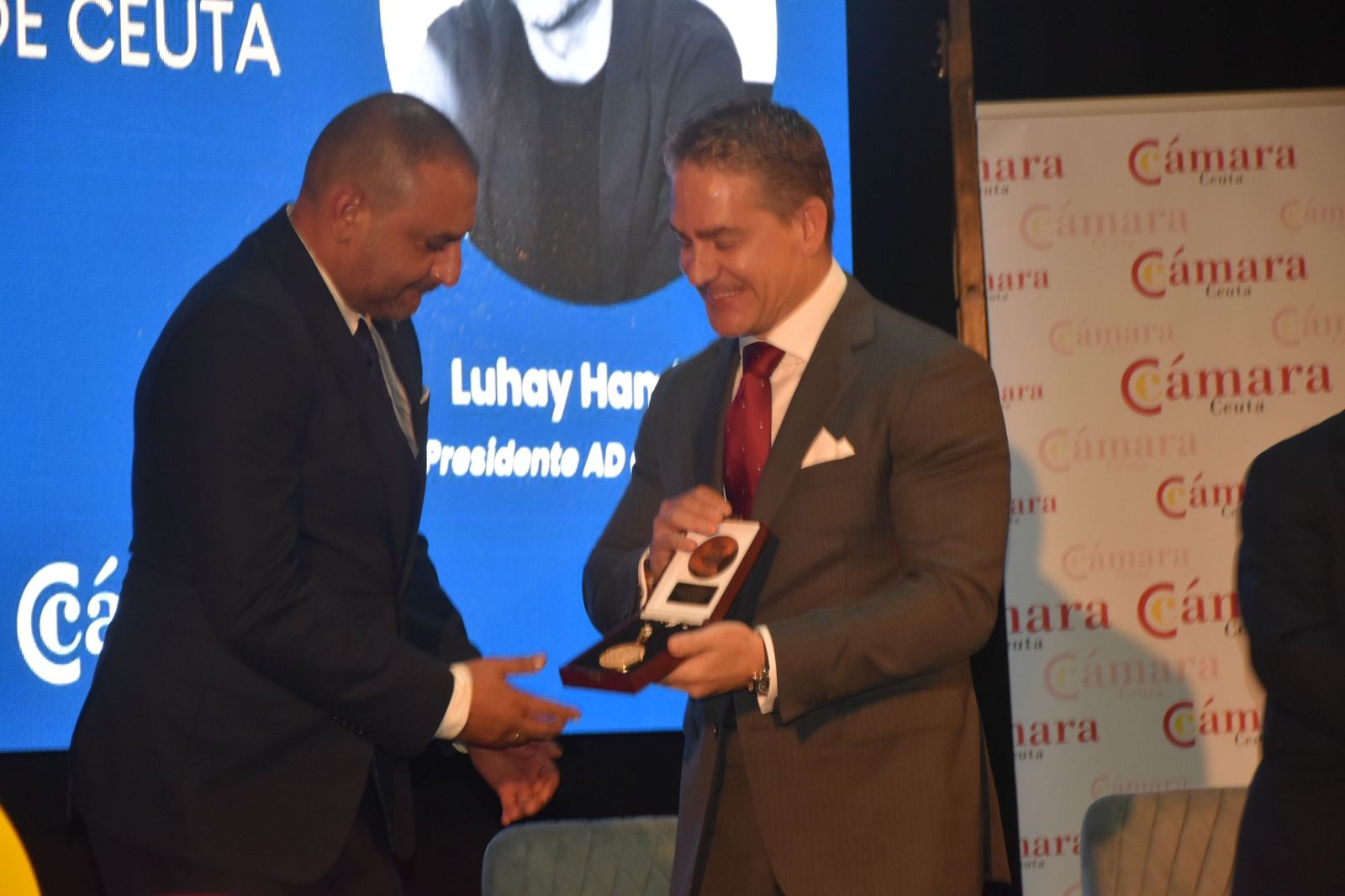 Luhay Hamido recibe la Medalla de Oro de la Cámara por su compromiso con el deporte ceutí