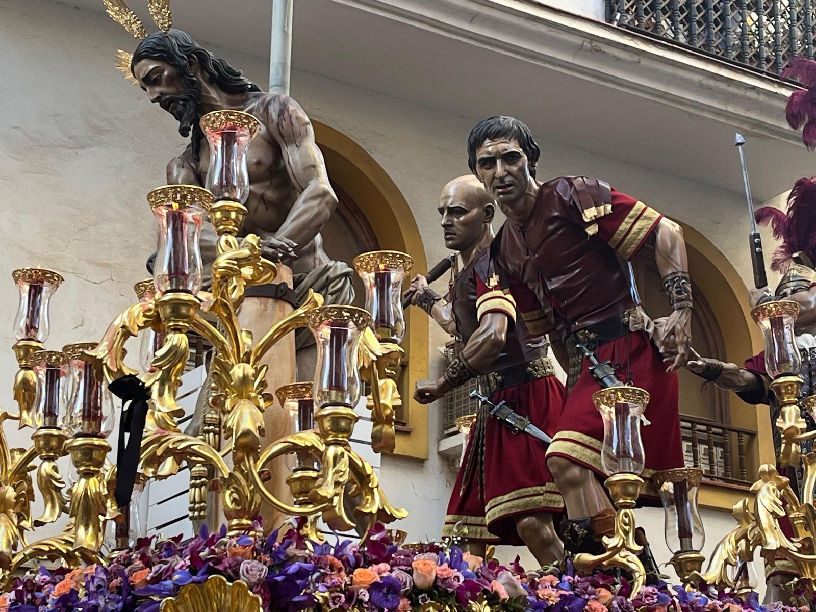 Cuarenta y cinco hombres bajo las trabajaderas y uno "ayudando desde el cielo"