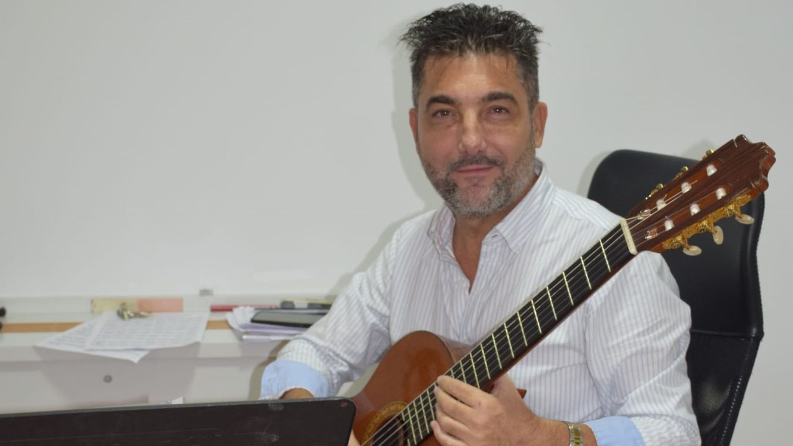 Javier Bernal es profesor de guitarra y director del Conservatorio desde hace cinco años