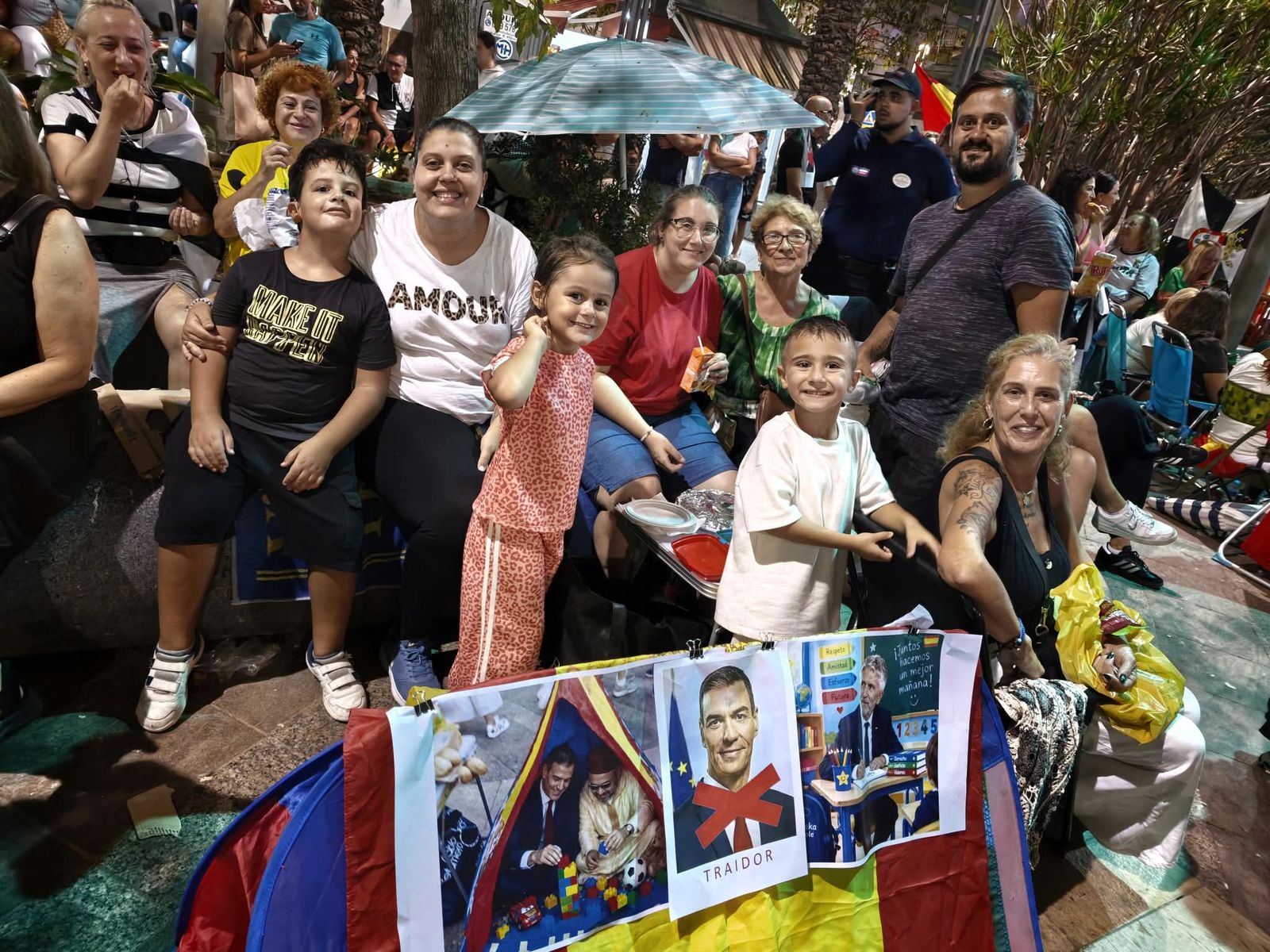 La Plaza de los Reyes se convierte en un gran salón para arropar a Vivas