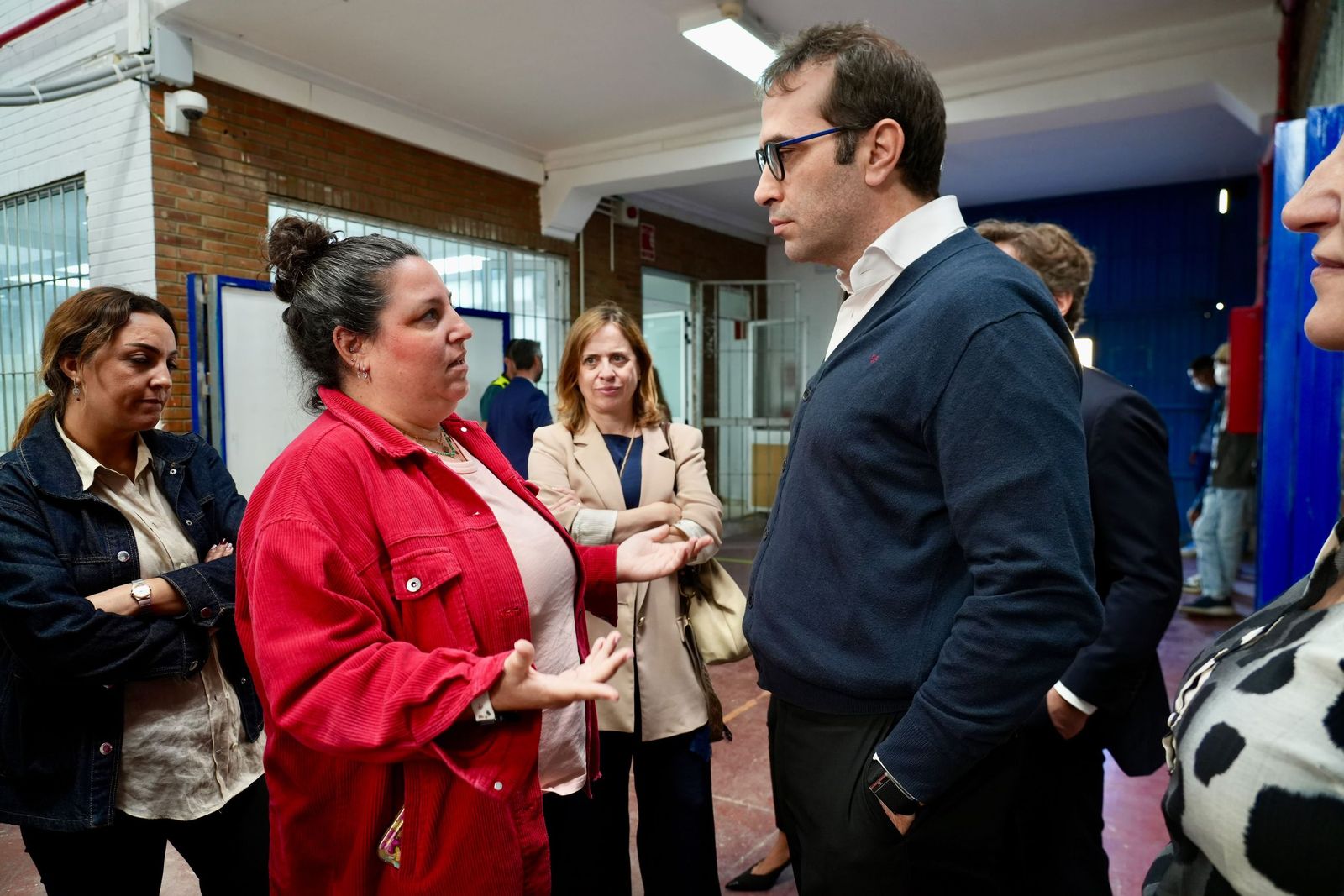 Carlos Cuerpo conoce de primera mano el comercio del Tarajal y los secretos del chocolate Maruja