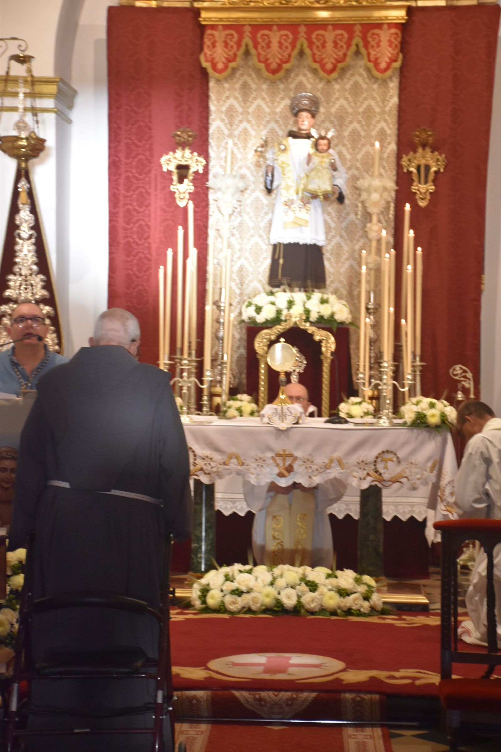 San Antonio enciende la cuenta atrás de su festividad con el inicio del triduo y el alumbrado extraordinario