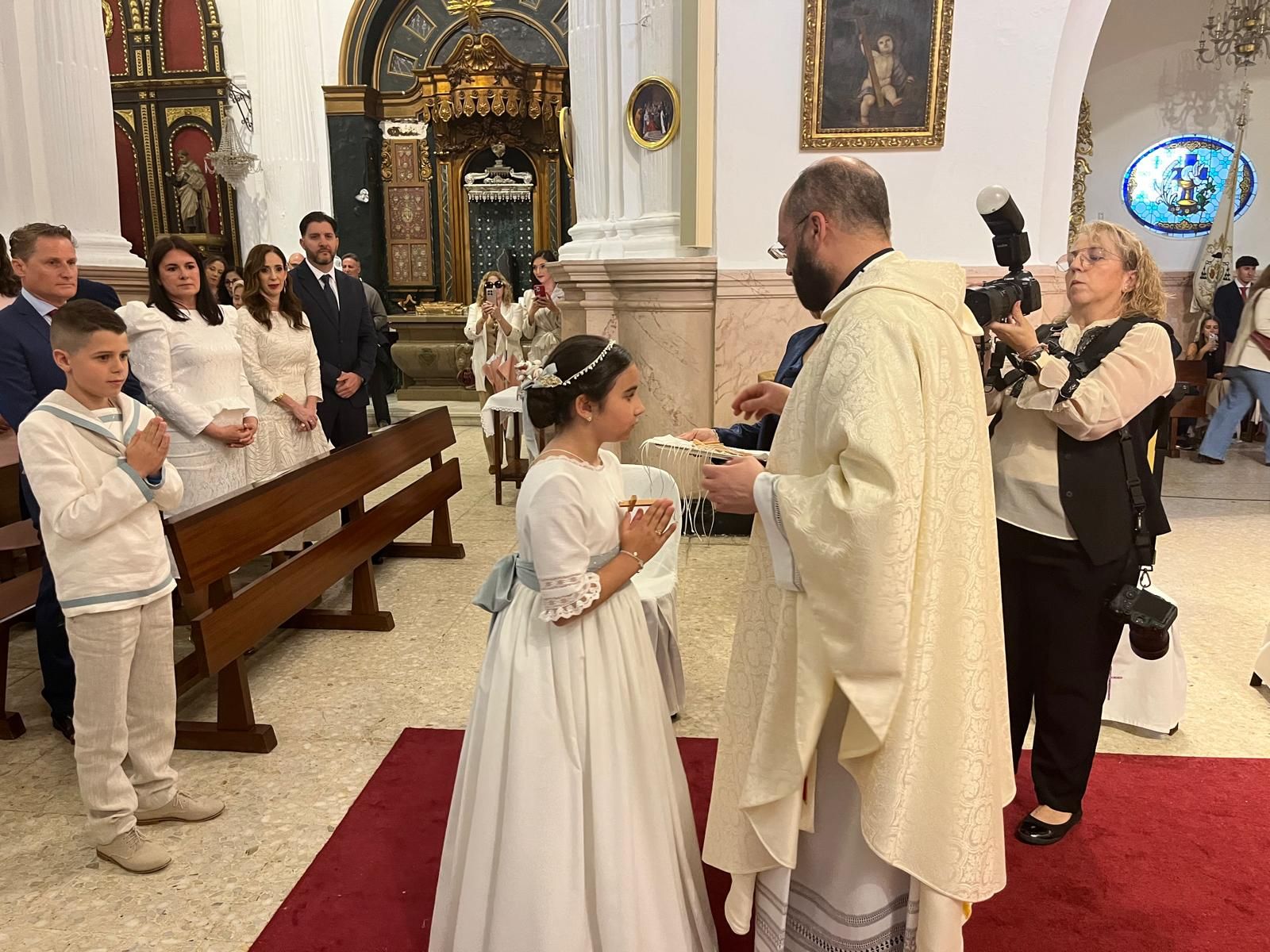 El vicario oficia otras dos comuniones en el Santuario de la Virgen de África