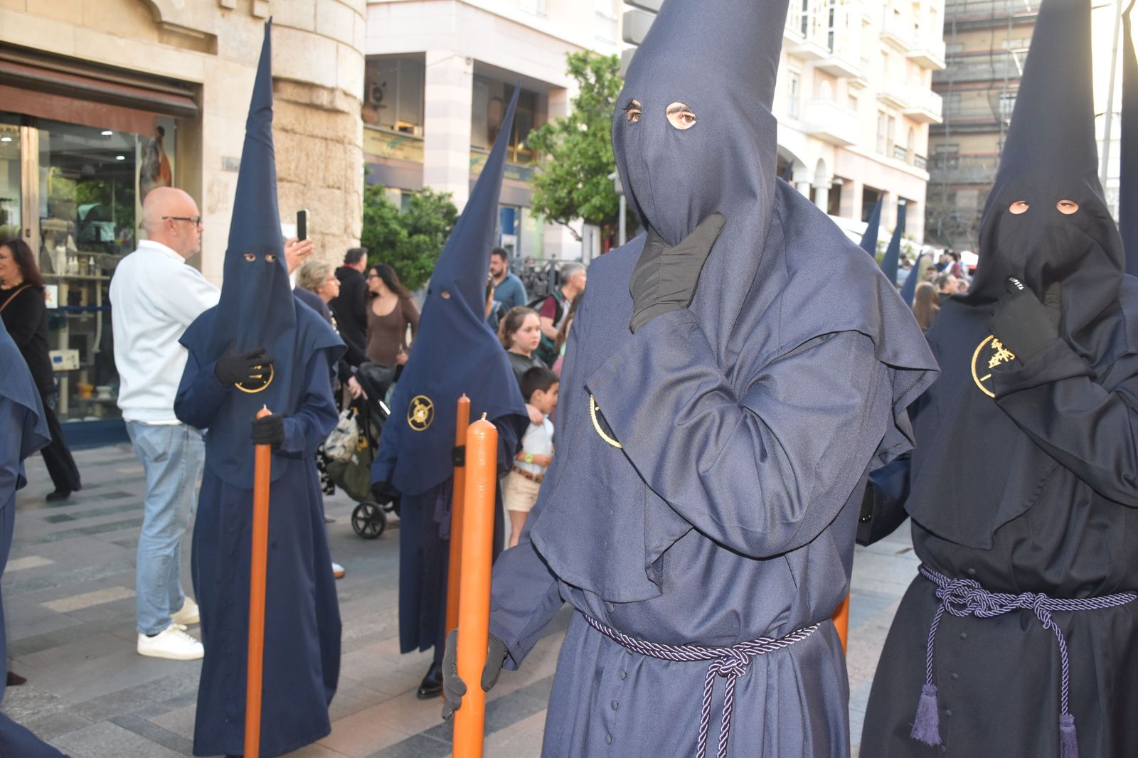 Aroma cofrade y estudiantil: Las Penas reina en el Jueves Santo