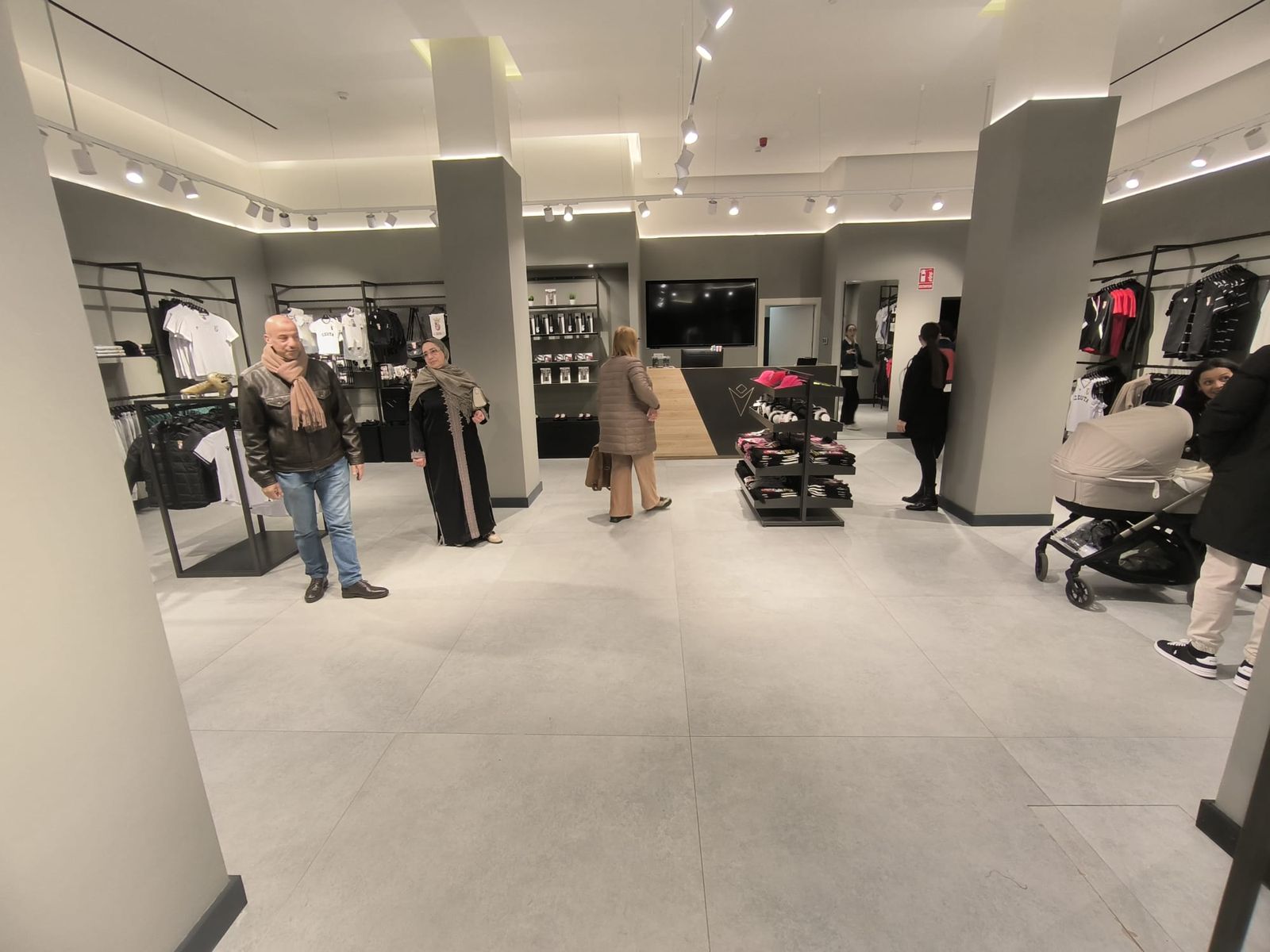 La AD Ceuta inaugura su nueva tienda con la presencia de Vivas y Luhay