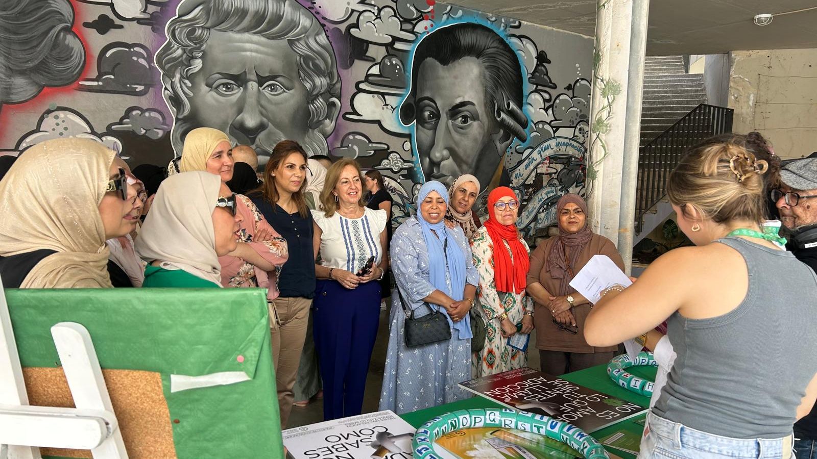 La consejera de Sanidad, Nabila Benzina, y la directora general de Servicios Sociales, Adela Nieto, en el inicio de la Escuela de Verano de Cruz Roja
