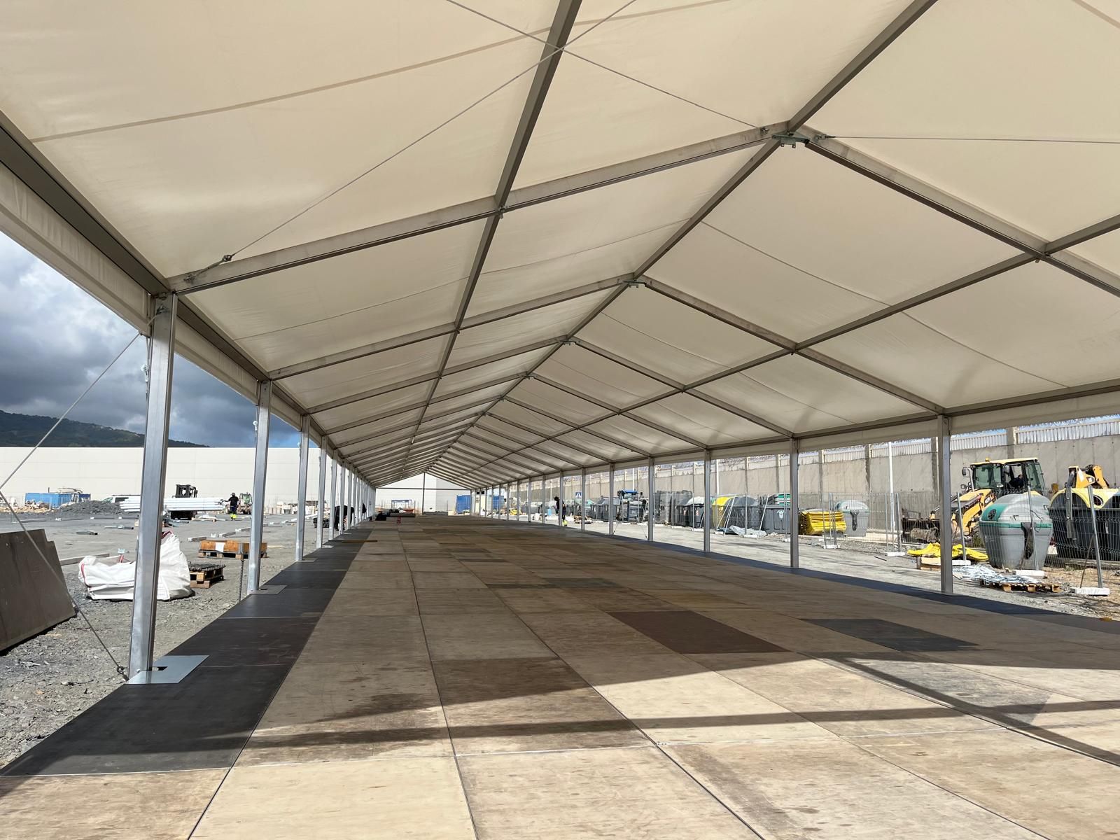 Instalación del campamento para acoger migrantes en el Muelle de Poniente, en el Puerto