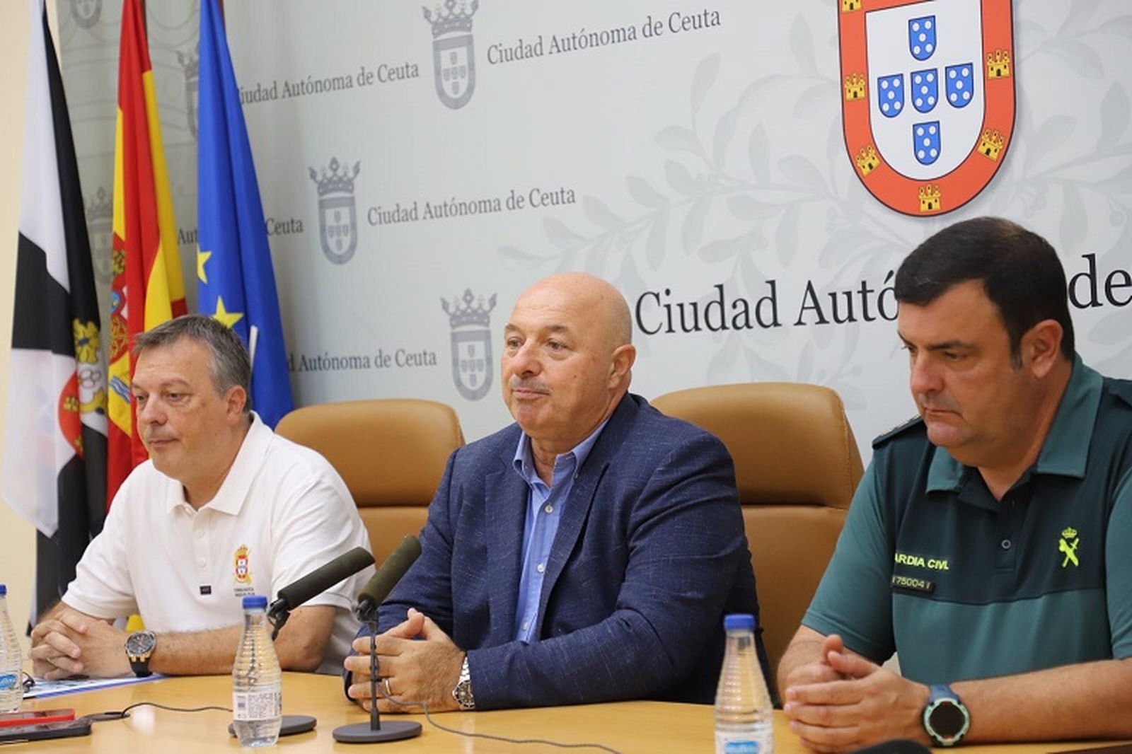 El consejero de Comercio, Turismo, Empleo y Deporte, Nicola Cecchi (centro), acompañado del coronel jefe de la Comandancia de la Guardia Civil de Ceuta, José María Jiménez, y del presidente del Real Club Náutico CAS, Julio Sillero