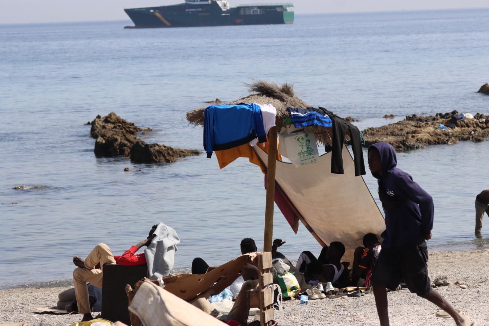 La Playa del Trampolín se llena de chozas como refugio de los migrantes