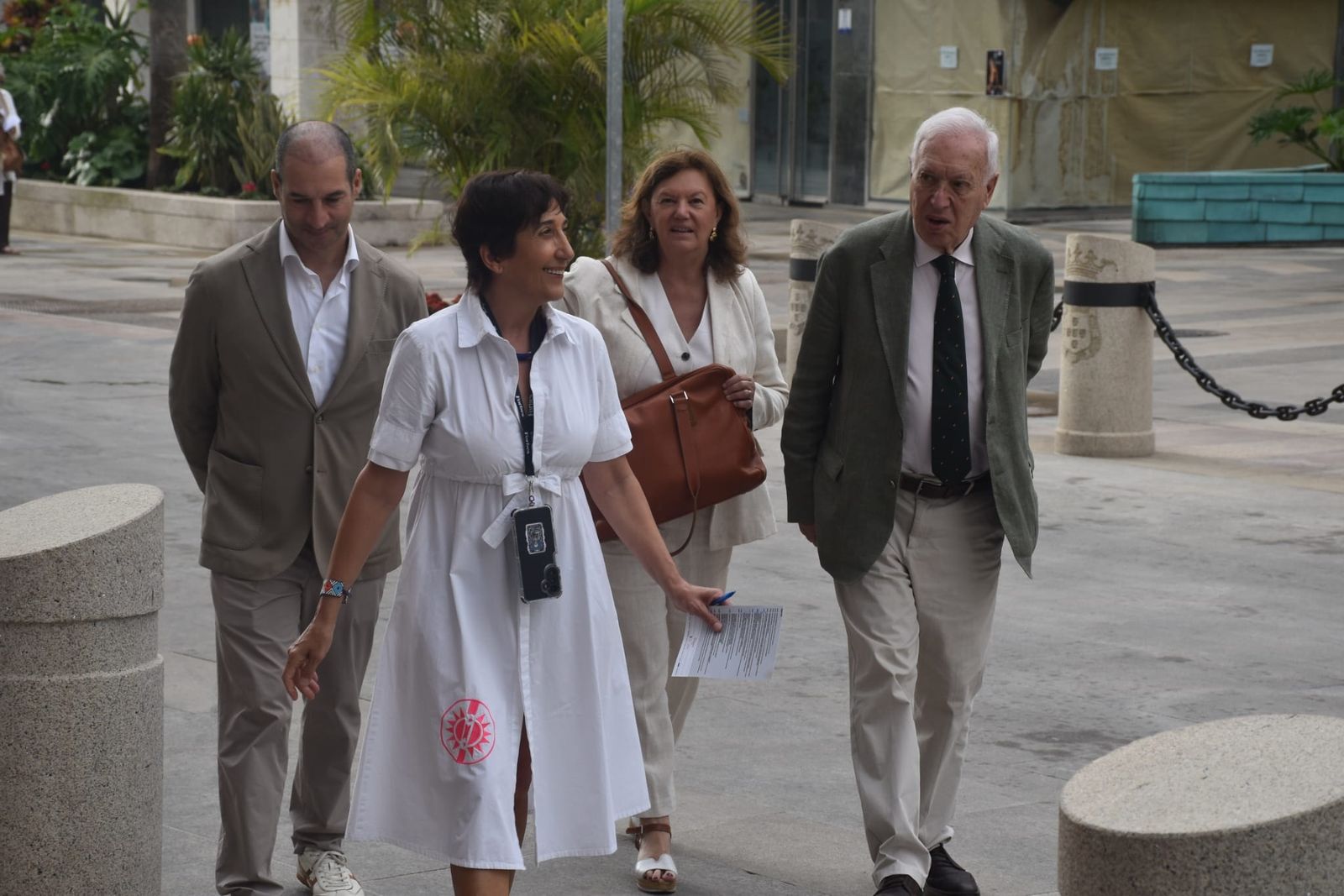García-Margallo, primero por la derecha, a su llegada al Palacio de la Asamblea