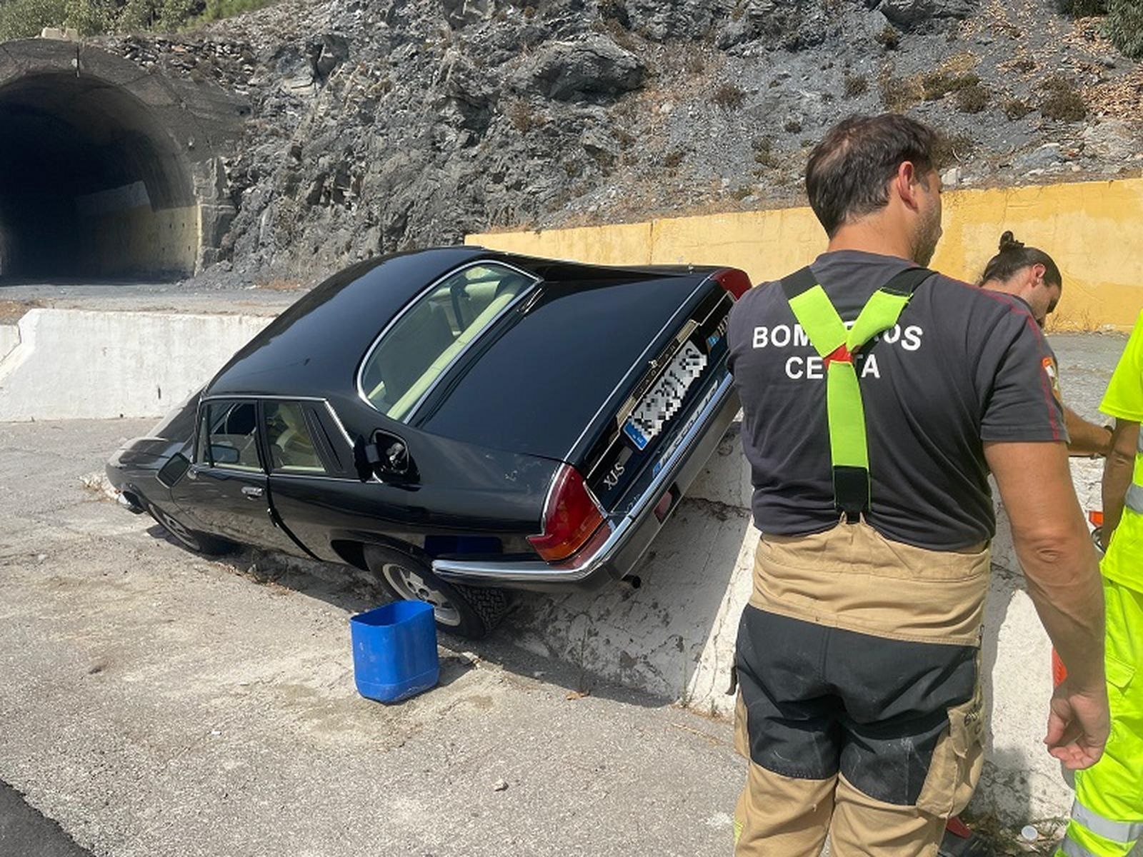 Los bomberos vacían el depósito del vehículo para evitar posibles incendios. / FOTO REDUAN