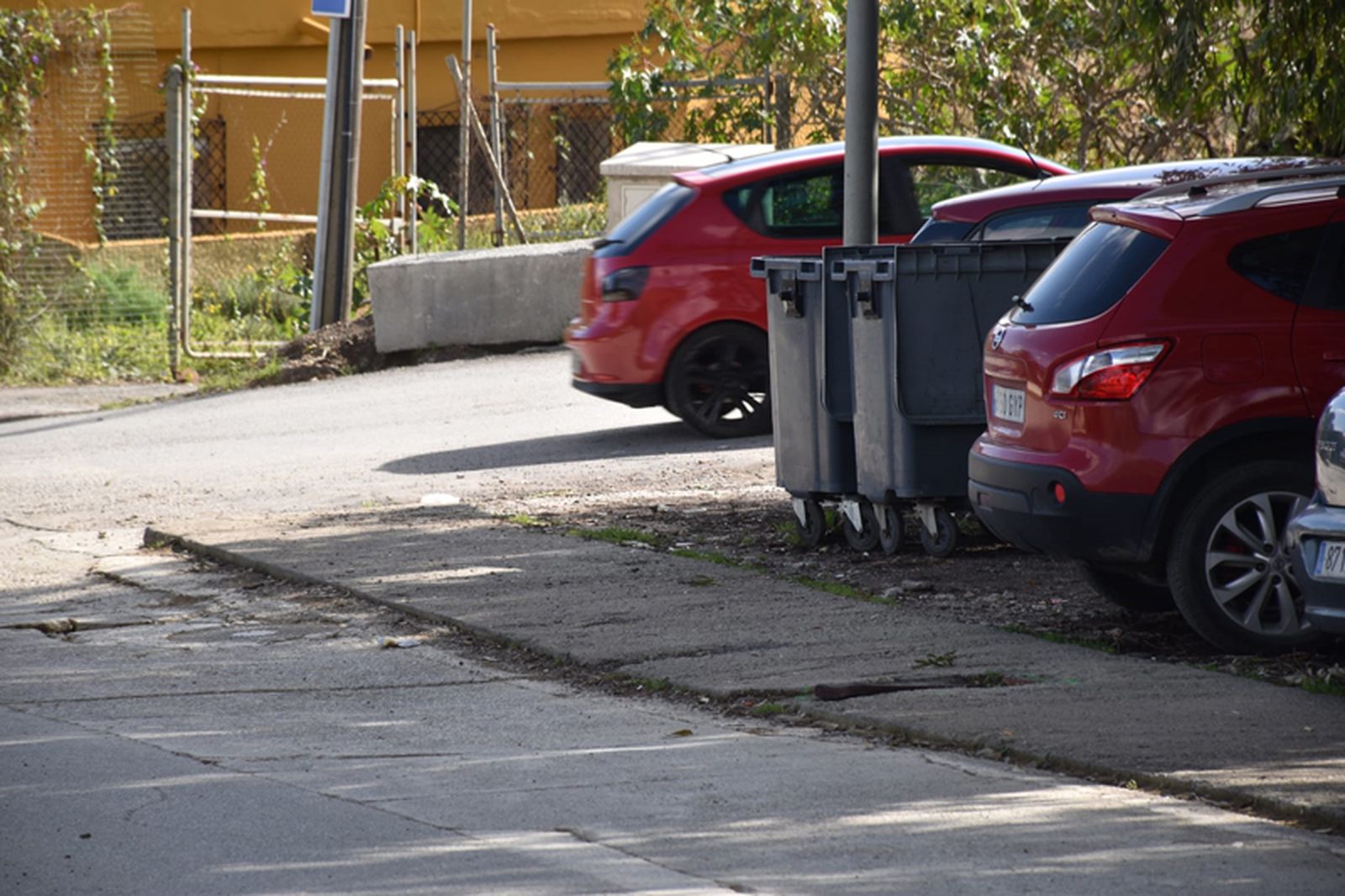 Una 'zona peatonal' de la que se quejan los vecinos por lo "corta" que es y por el mal estado en el que se encuentra. / FOTO NICOL'S