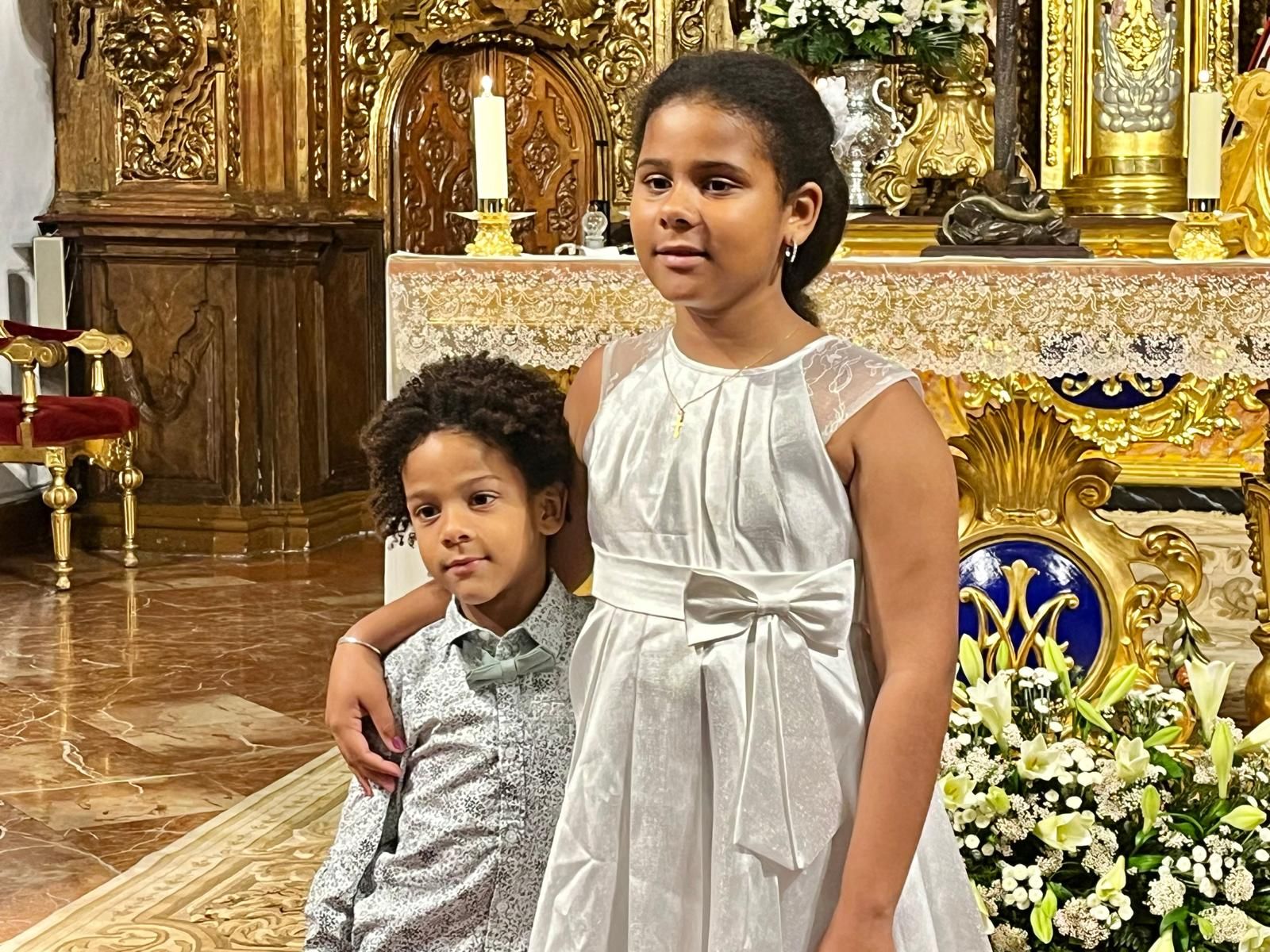 El vicario oficia comuniones en el Santuario de la Virgen de África