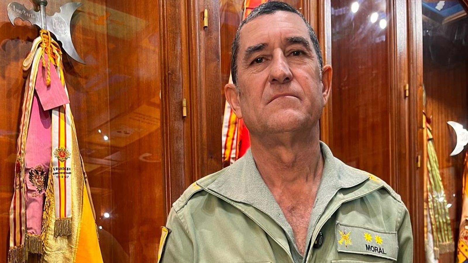 El director técnico de la Cuna de la Legión, el teniente coronel Moral, en una de las salas del Acuartelamiento del Serrallo