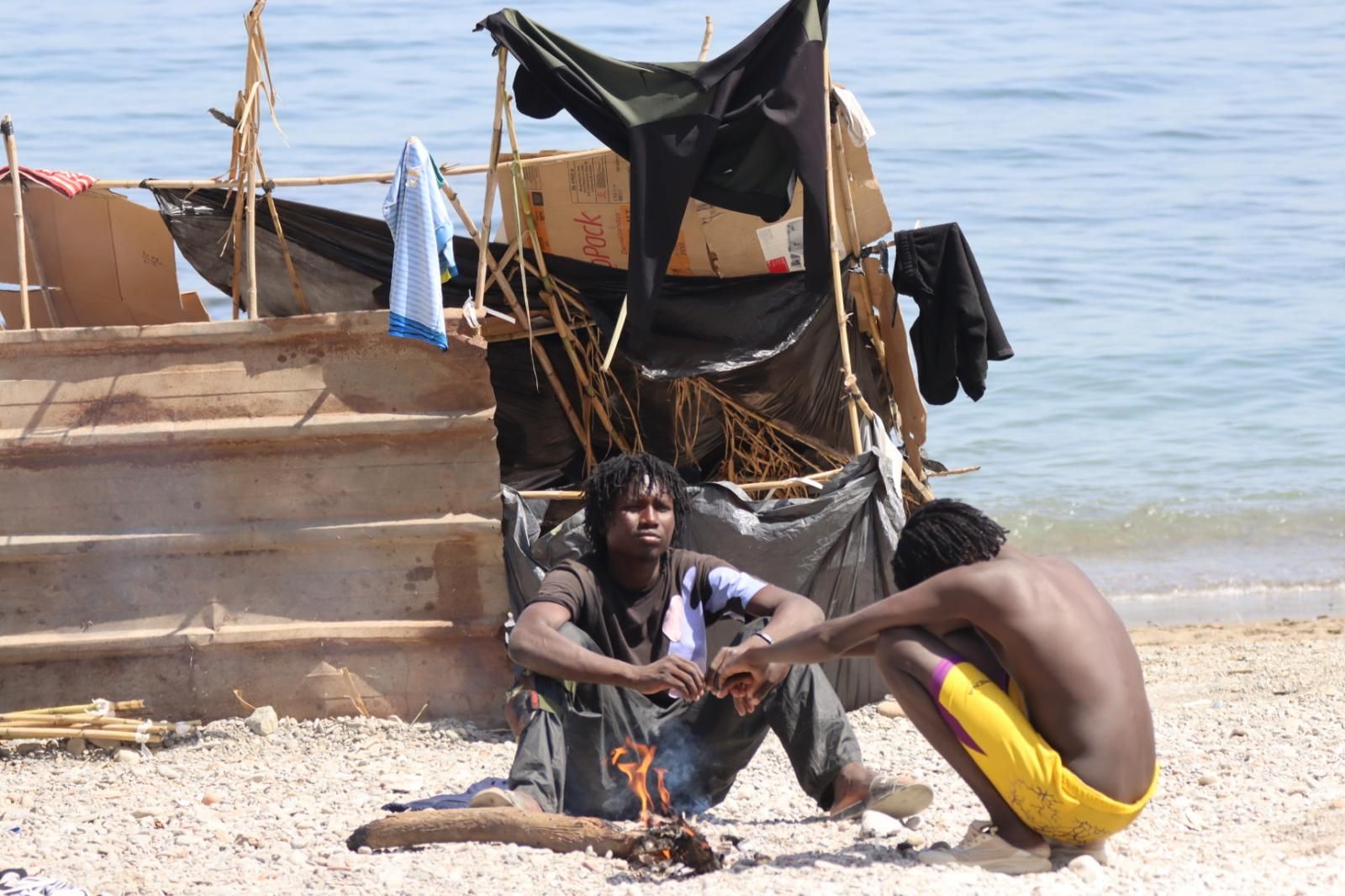La Playa del Trampolín se llena de chozas como refugio de los migrantes