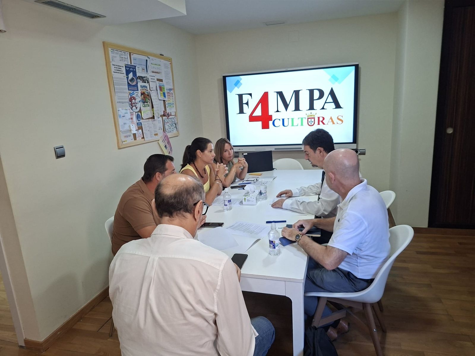 Un momento de la reunión entre el secretario de Estado y la FAMPA 4 Culturas