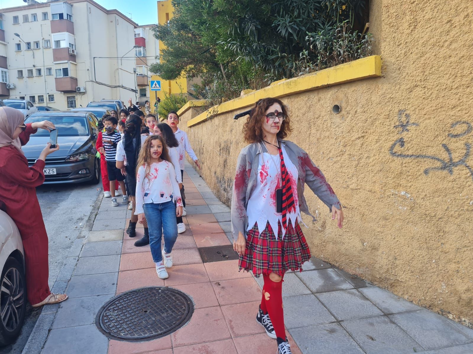 FOTOGALERÍA | El CEIP Rosalía de Castro lleva la magia de Halloween a las calles de la barriada con un pasacalles